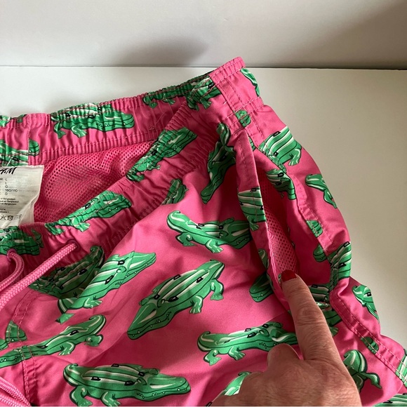 H&M men's swim trunks - pink with crocodiles, size Large - Picture 4 of 6